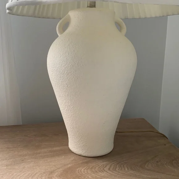 Table lamp with handles traditional classic elegant off white ceramic - Picture 4 of 7